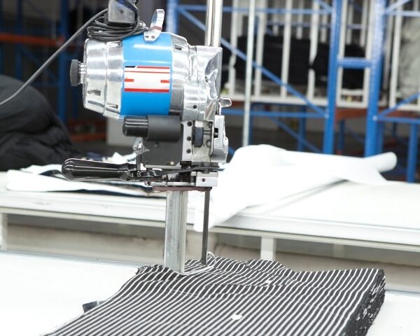 abdul-wahid-oomer-and-company-knitted-garments-manufacter-exporter-cutting
